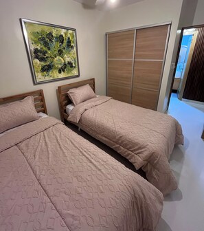 3 chambres, fer et planche à repasser, Wi-Fi, draps fournis