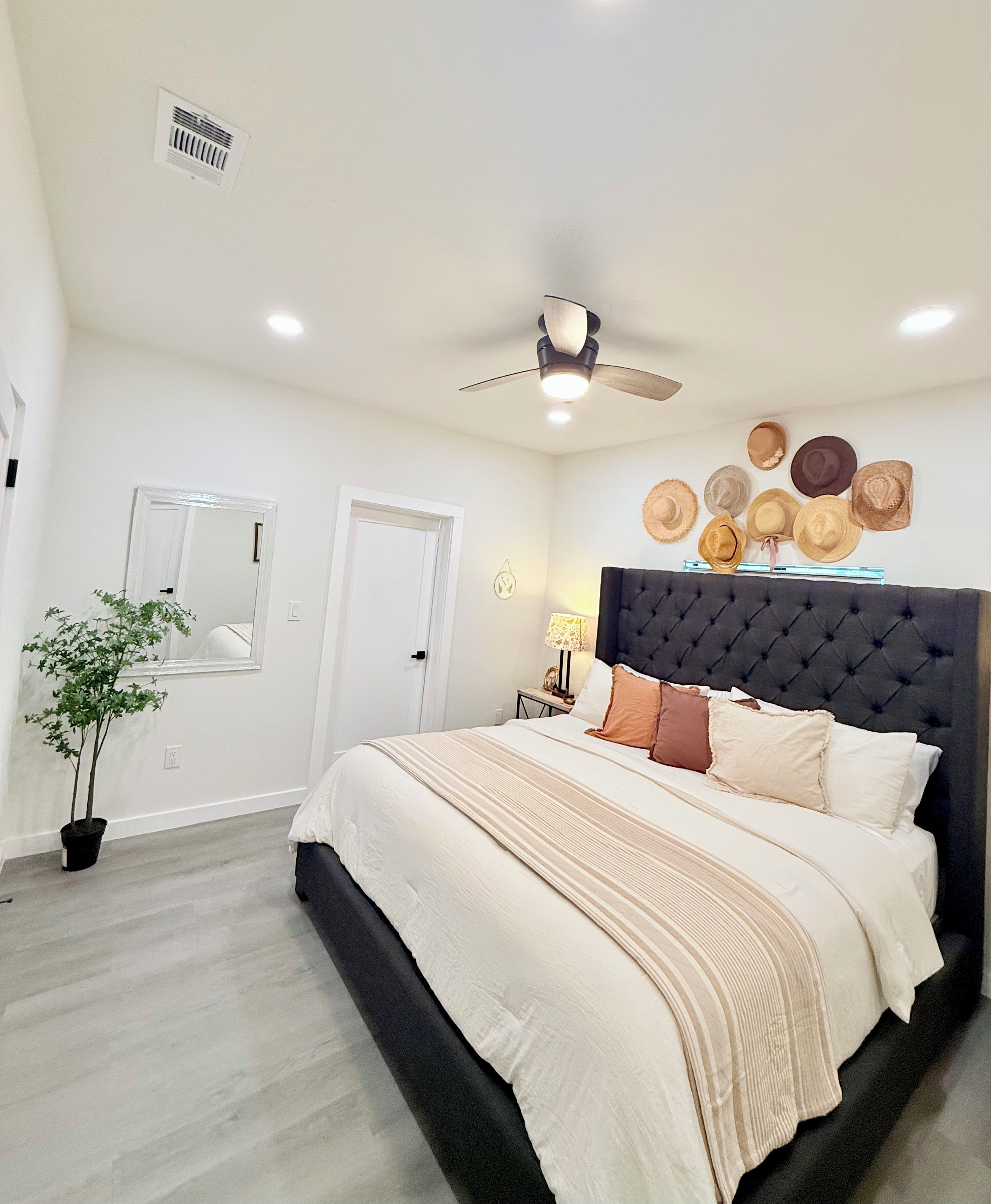 4 多间卧室、熨斗/熨衣板、上网接入、床单