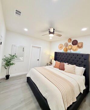 4 bedrooms, iron/ironing board, internet, bed sheets