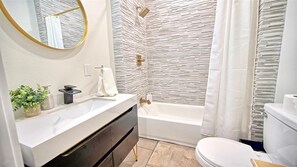 Assecador de cabells, tovalloles, sabó i paper higiènic