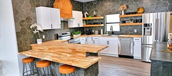 North Texas Hill Country Retreat, Stylish & Spacious 4BR Home