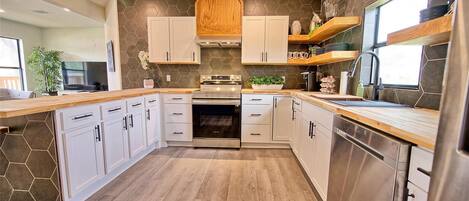 Mikrowelle, Ofen, Herdplatte, Geschirrspüler