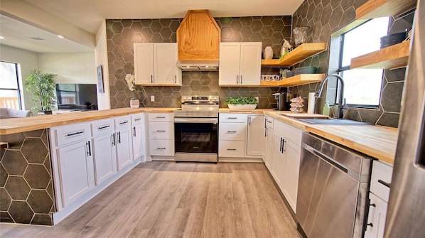 Mikrowelle, Ofen, Herdplatte, Geschirrspüler