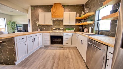 North Texas Hill Country Retreat, Stylish & Spacious 4BR Home