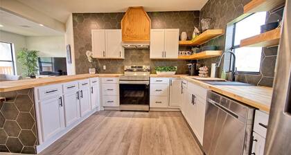 North Texas Hill Country Retreat, Stylish & Spacious 4BR Home