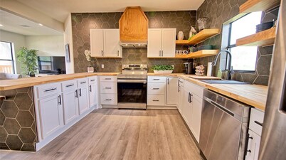 North Texas Hill Country Retreat, Stylish & Spacious 4BR Home