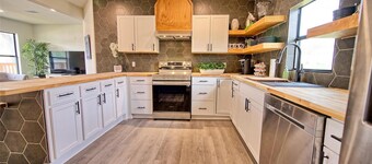 North Texas Hill Country Retreat, Stylish & Spacious 4BR Home