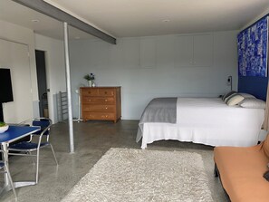 3 slaapkamers, een strijkplank/strijkijzer, internet, beddengoed