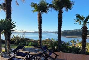 Outdoor dining - Coastal cottage with serene views, near to all ammenities and beaches. (Paihia)