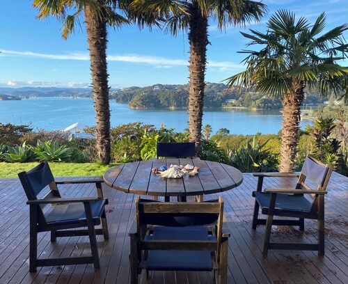 Coastal cottage with serene views, near to all ammenities and beaches.