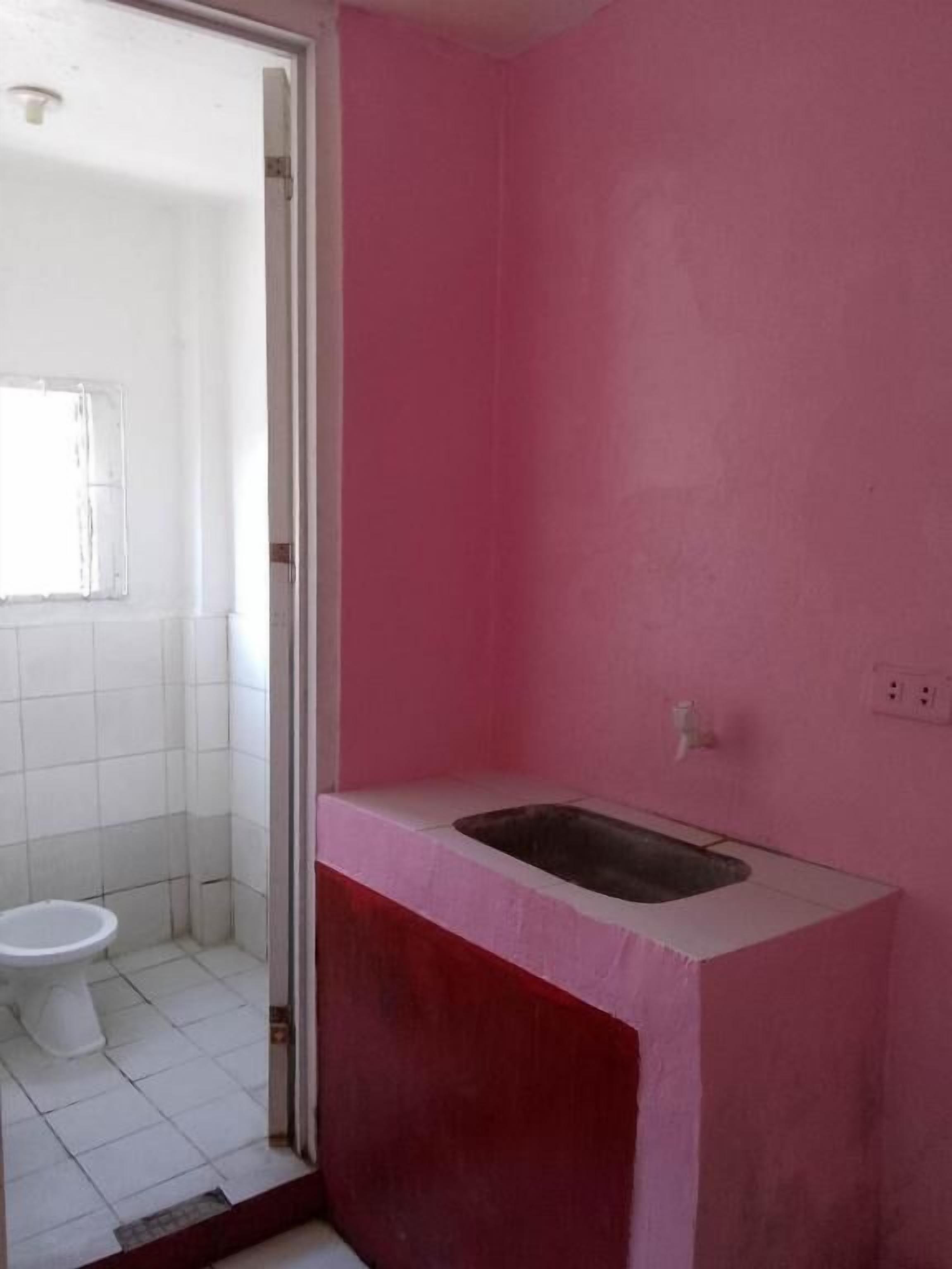 Pantuflas, toallas, papel de baño 