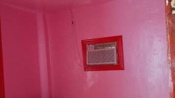 Una cassaforte in camera, una scrivania