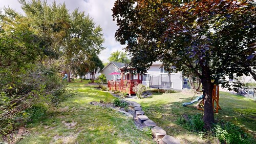 Spacious 5-bedroom house in delightful Saint Paul with large deck and dining