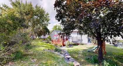 Spacious 5-bedroom house in delightful Saint Paul with large deck and dining