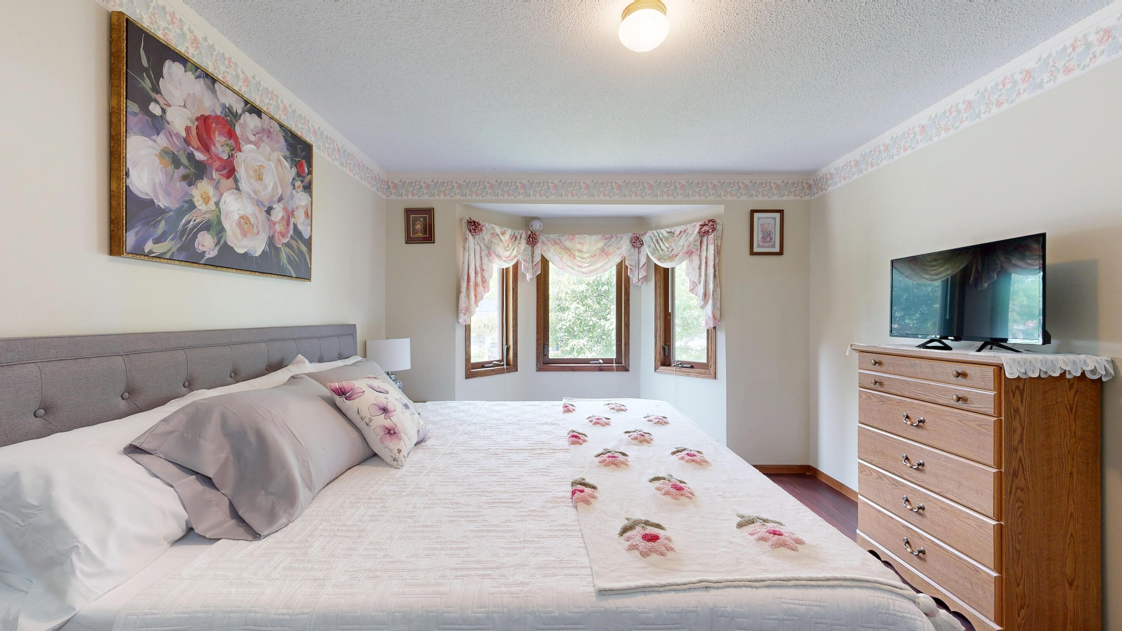 5 bedrooms, iron/ironing board, WiFi, bed sheets