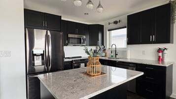 Jääkaappi, mikroaaltouuni, uuni, liesi