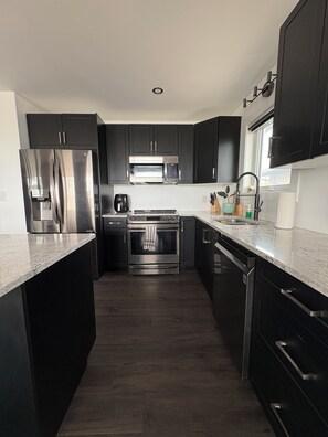 Kjøleskap, mikrobølgeovn, ovn og kokeplater