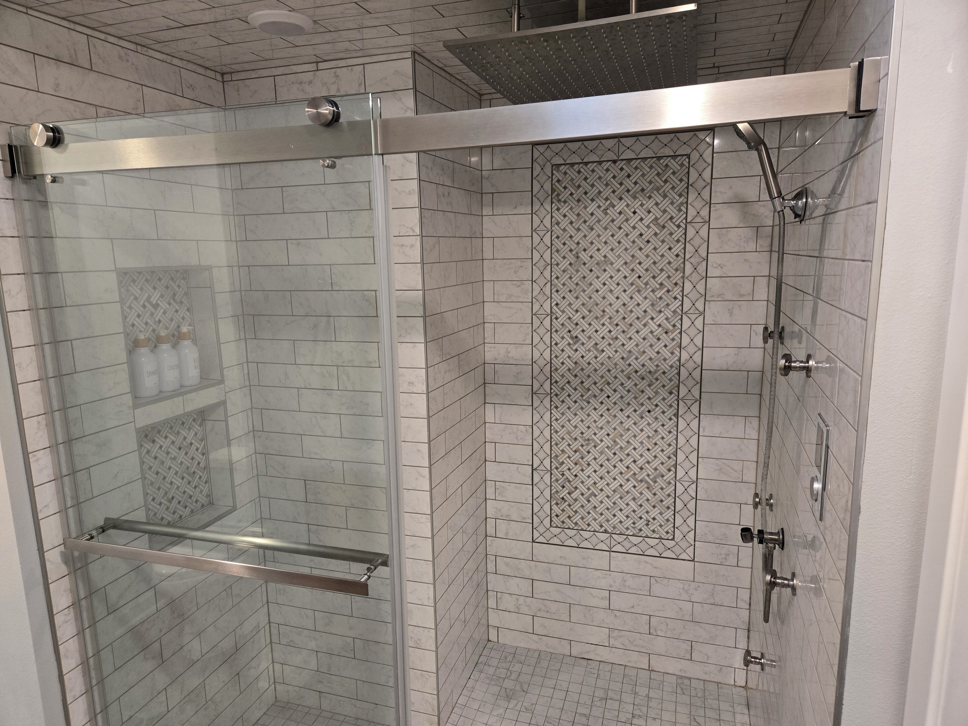 Douche, serviettes fournies, savon, papier toilette