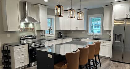 Luxury Downtown Cedar Falls Retreat / Pool Table / Outdoor Dining / Sleeps 12