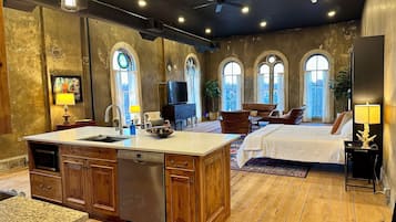 Een strijkplank/strijkijzer, wifi, beddengoed