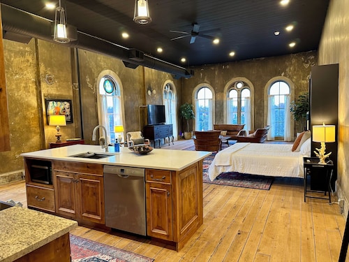 Light Filled Loft on Town Square