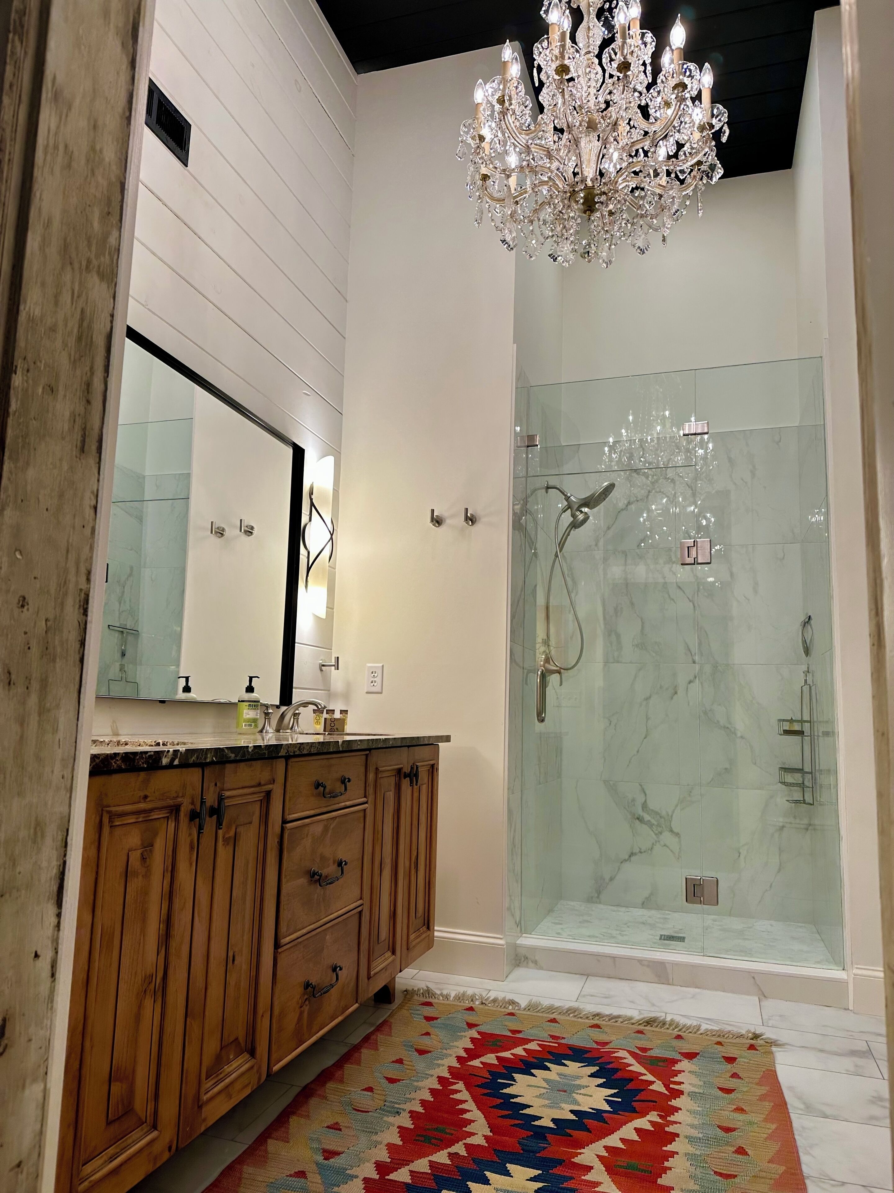 淋浴设施、吹风机、毛巾、肥皂