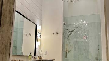 Dutxa, assecador de cabells, tovalloles i sabó