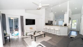 Televisor intel·ligent, videojocs, futbolí i taula de tennis de taula