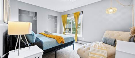 5 bedrooms, iron/ironing board, Internet, bed sheets