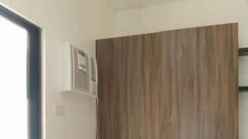 Deluxe Room | In-room safe, desk