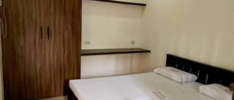 Deluxe kamer | Een kluis op de kamer, een bureau