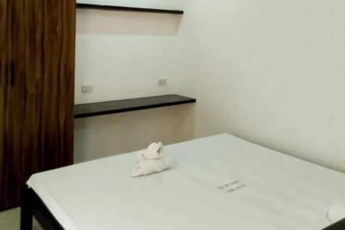 Deluxe Room | Peti besi dalam bilik, meja 