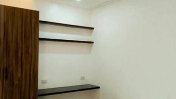 Camera Deluxe | Una cassaforte in camera, una scrivania