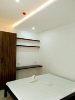 Caja de seguridad en la habitación y escritorio 