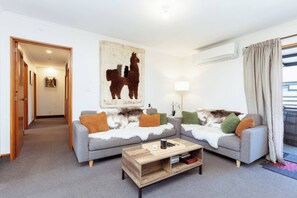 Een televisie en een open haard