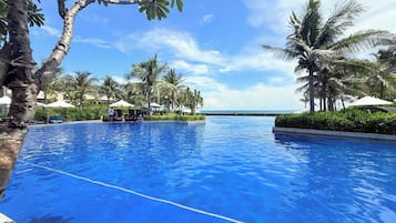 Hồ bơi ngoài trời, mở cửa từ 6:00 đến 18:00, dù/ô trên bãi biển/hồ bơi