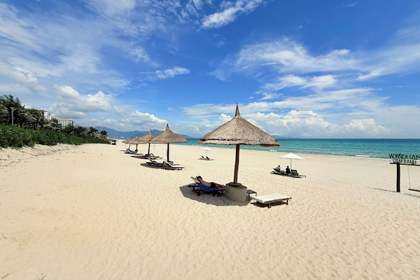 Trên bãi biển, cát trắng, xe đưa đón đến bãi biển miễn phí
