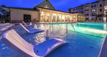 3BR Wildlight: Pool Gym Bikes Nature Trails Cornhole Grill Deck: Near Beaches