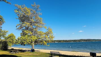 在海灘附近、沙灘巾