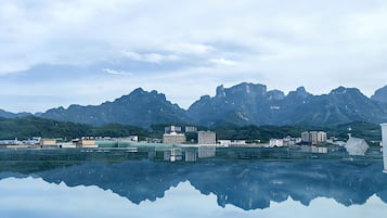 Un lago tranquilo que refleja montañas y edificios.