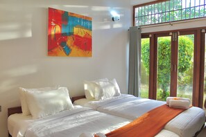 Comfort tvåbäddsrum - uteplats - utsikt mot trädgården | Mörkläggningsgardiner och gratis wi-fi