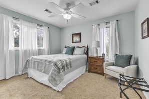 4 bedrooms, WiFi, bed sheets - The Lady Bug on Lake Martin (Our Town)