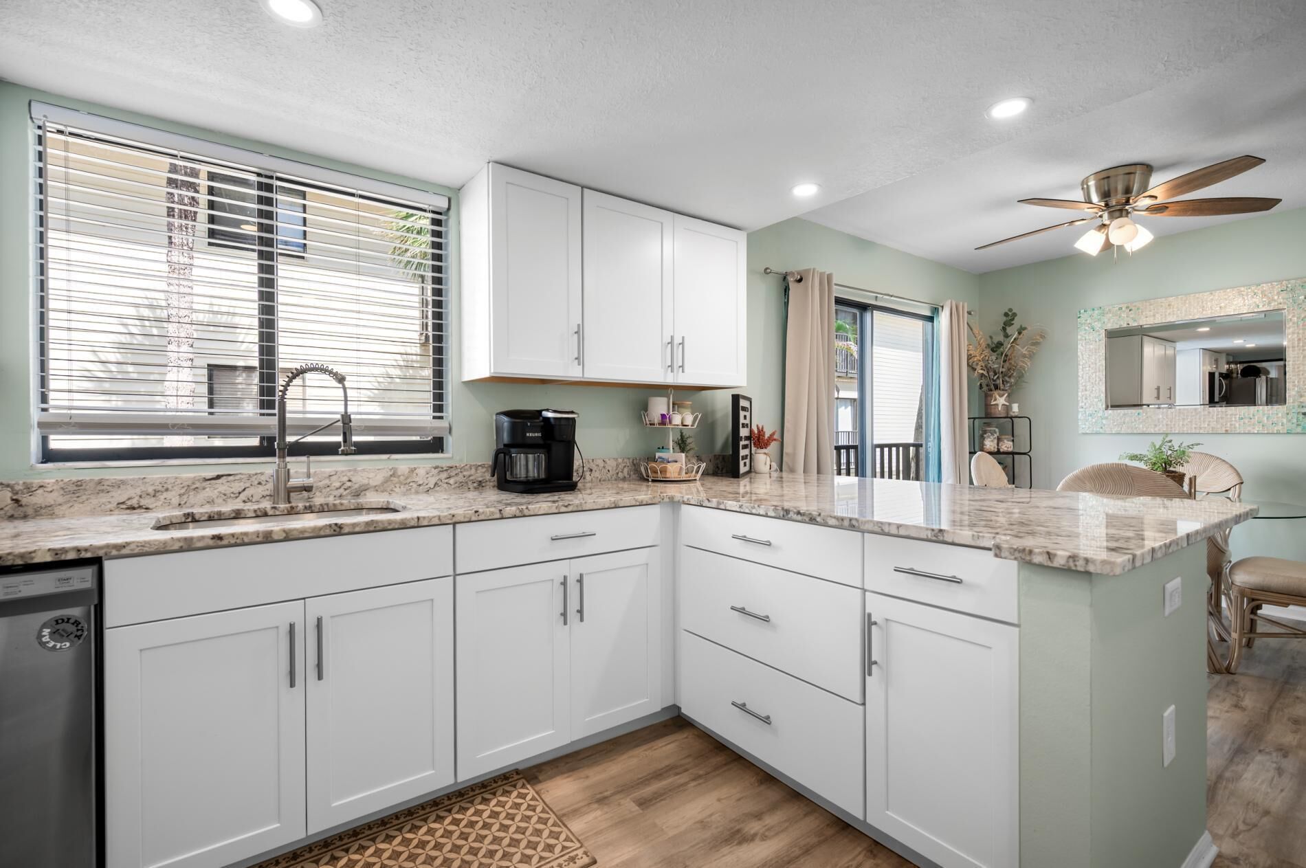 冰箱、微波炉、烤箱、炉灶