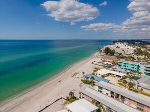 Una spiaggia nelle vicinanze