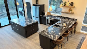 Frigorifero, microonde, forno, piano cottura