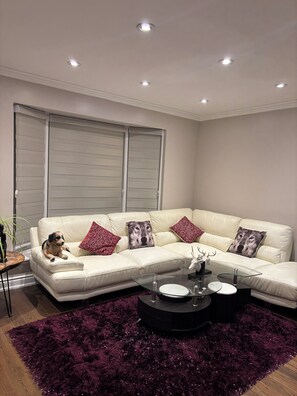 Living area - Modern home with 3BR near Scarborough Golf Club (Toronto)