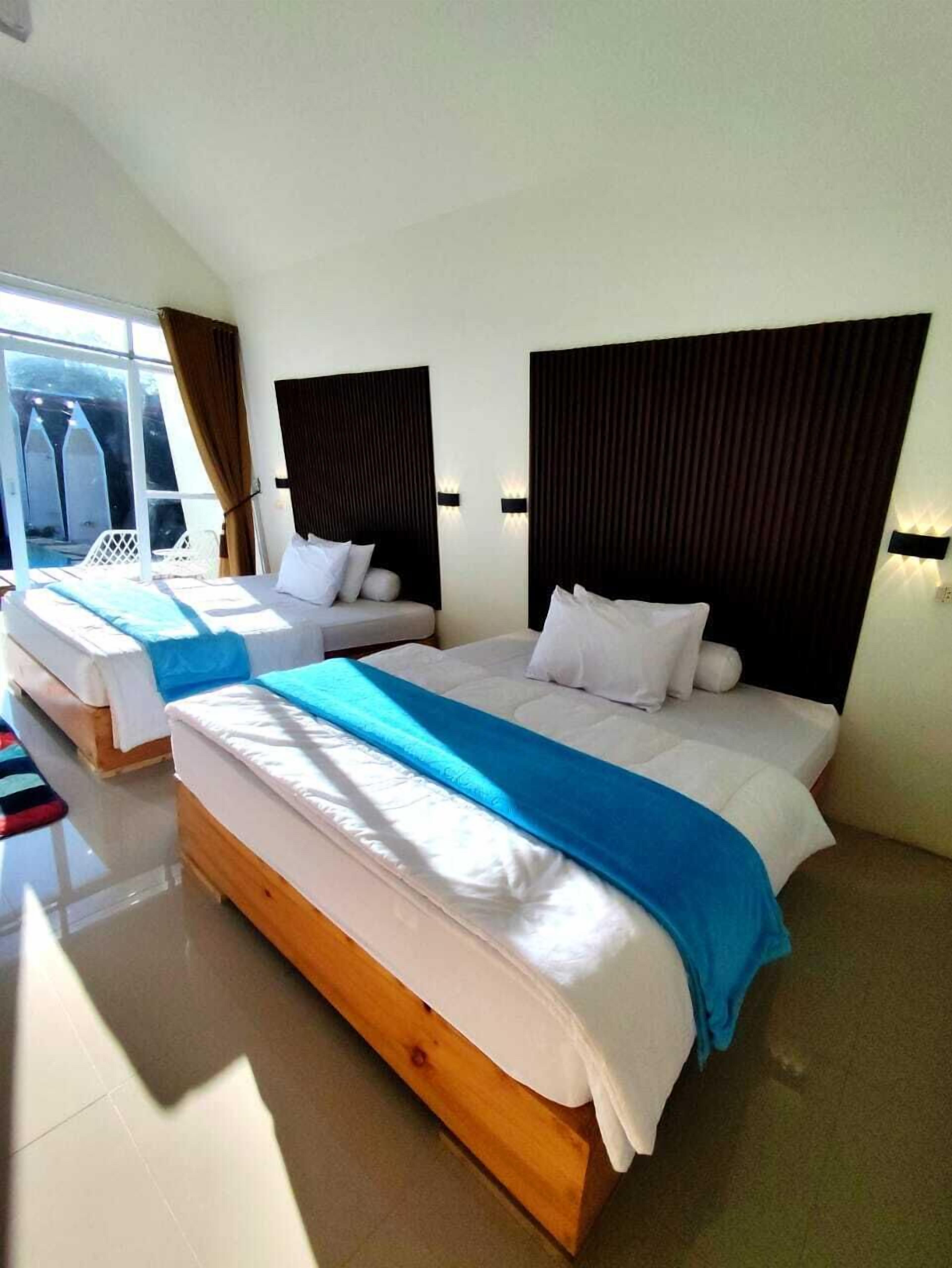 Deluxe House, 2 Queen Beds, Mountain View | Desk, laptop workspace, free WiFi, bed sheets