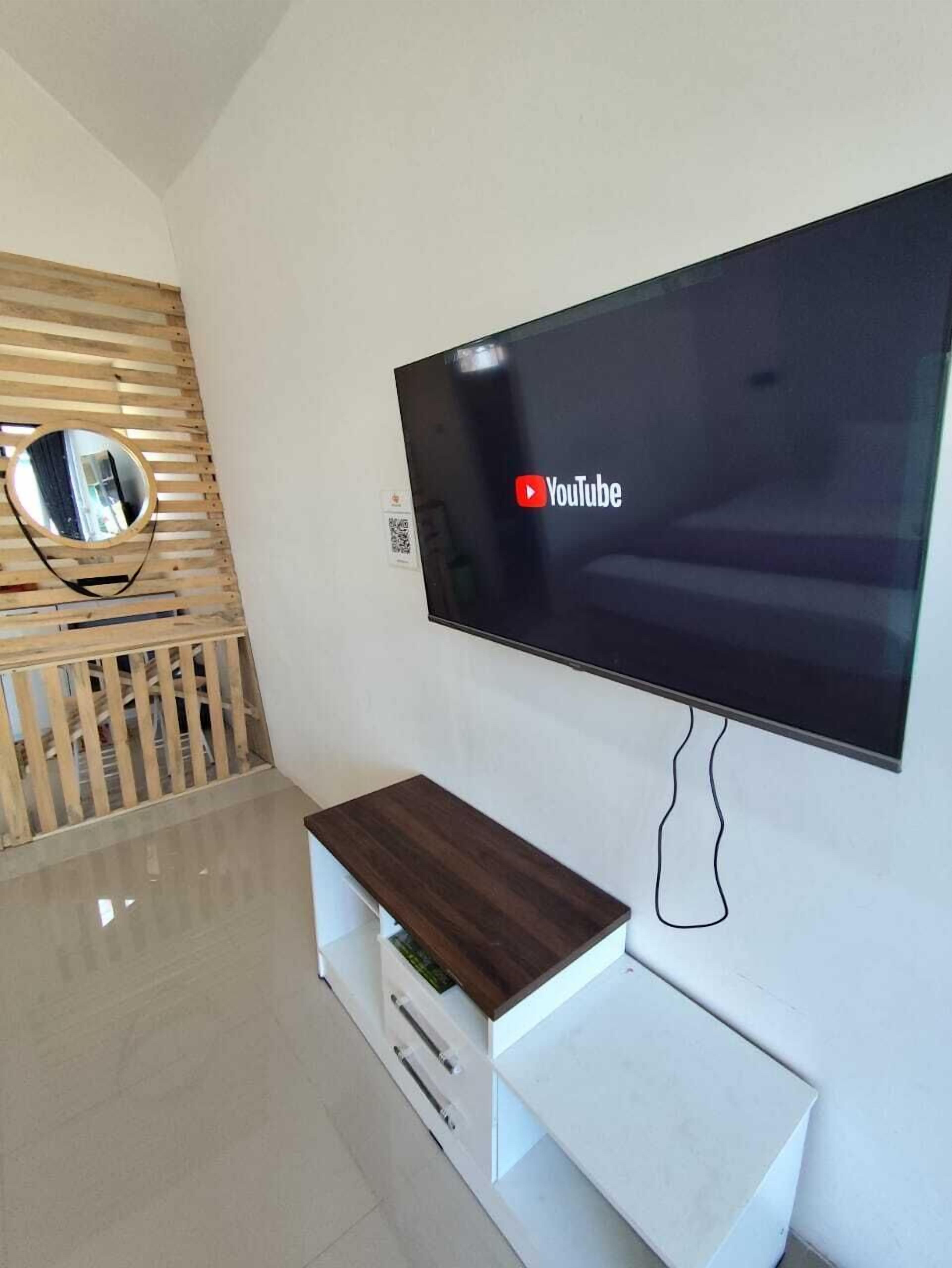 Deluxe House, 2 Queen Beds, Mountain View | Desk, laptop workspace, free WiFi, bed sheets