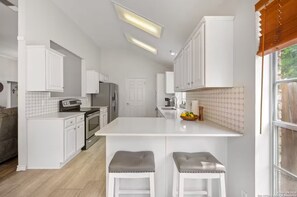 Mikrobølgeovn, ovn, kokeplater og oppvaskmaskin