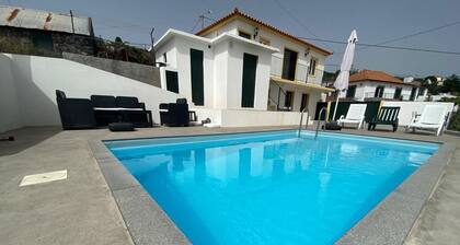 3-bedroom cottage with sea views in Estreito da Calheta